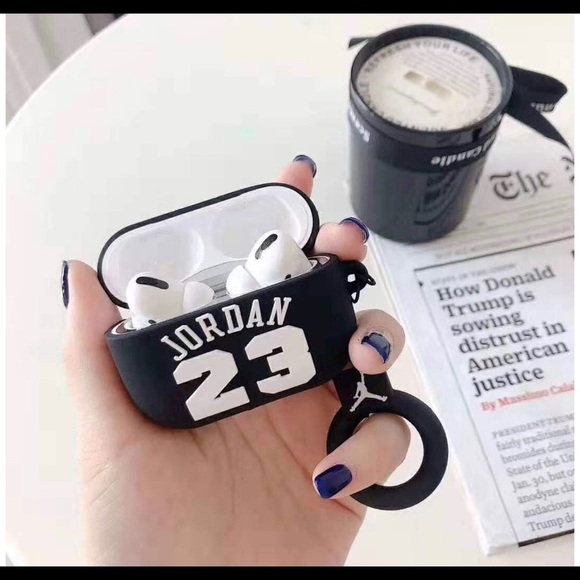 AIRPOD PRO SILICONE PROTECTIVE CASE W/KEYRING - Picture 3 of 4